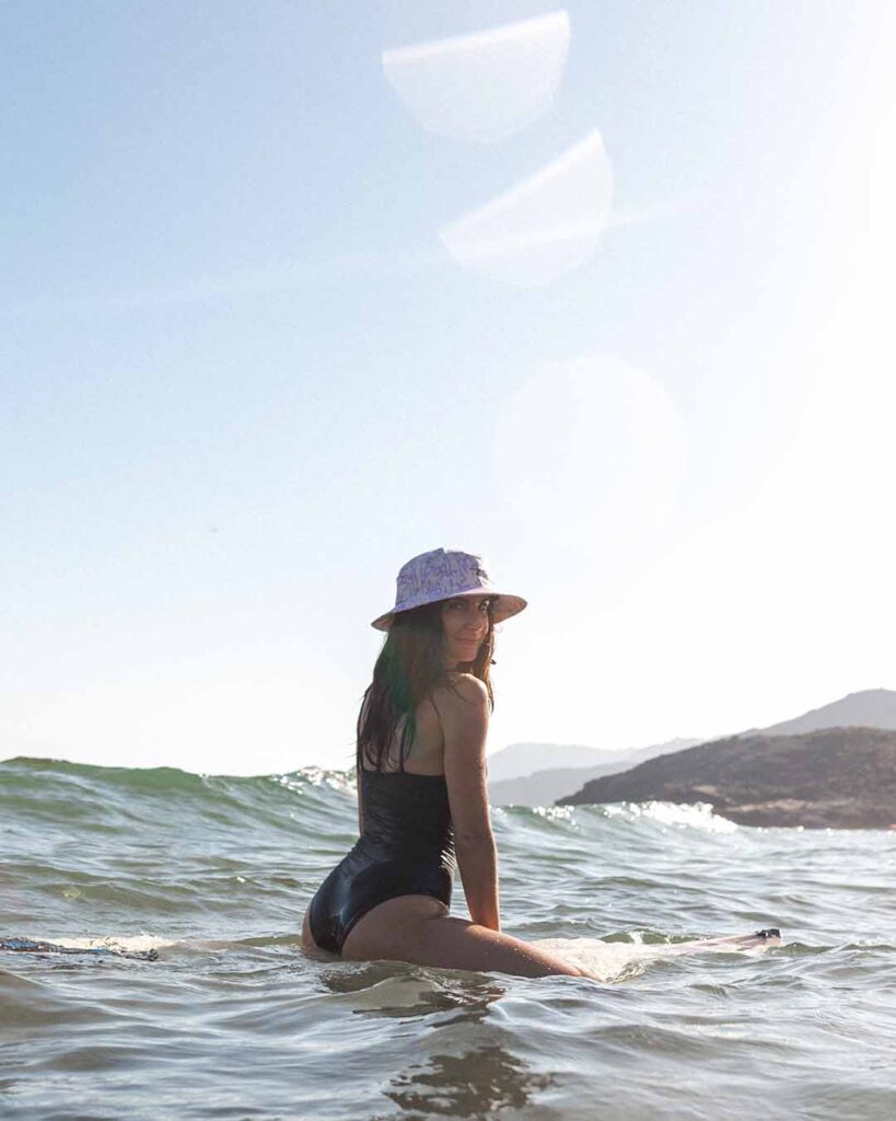 Fotografía estilo de vida en Murcia: grupo de amigos disfrutando del mar con sombreros coloridos. Imagen natural y espontánea para marcas que transmiten alegría, aventura y estilo de vida al aire libre
